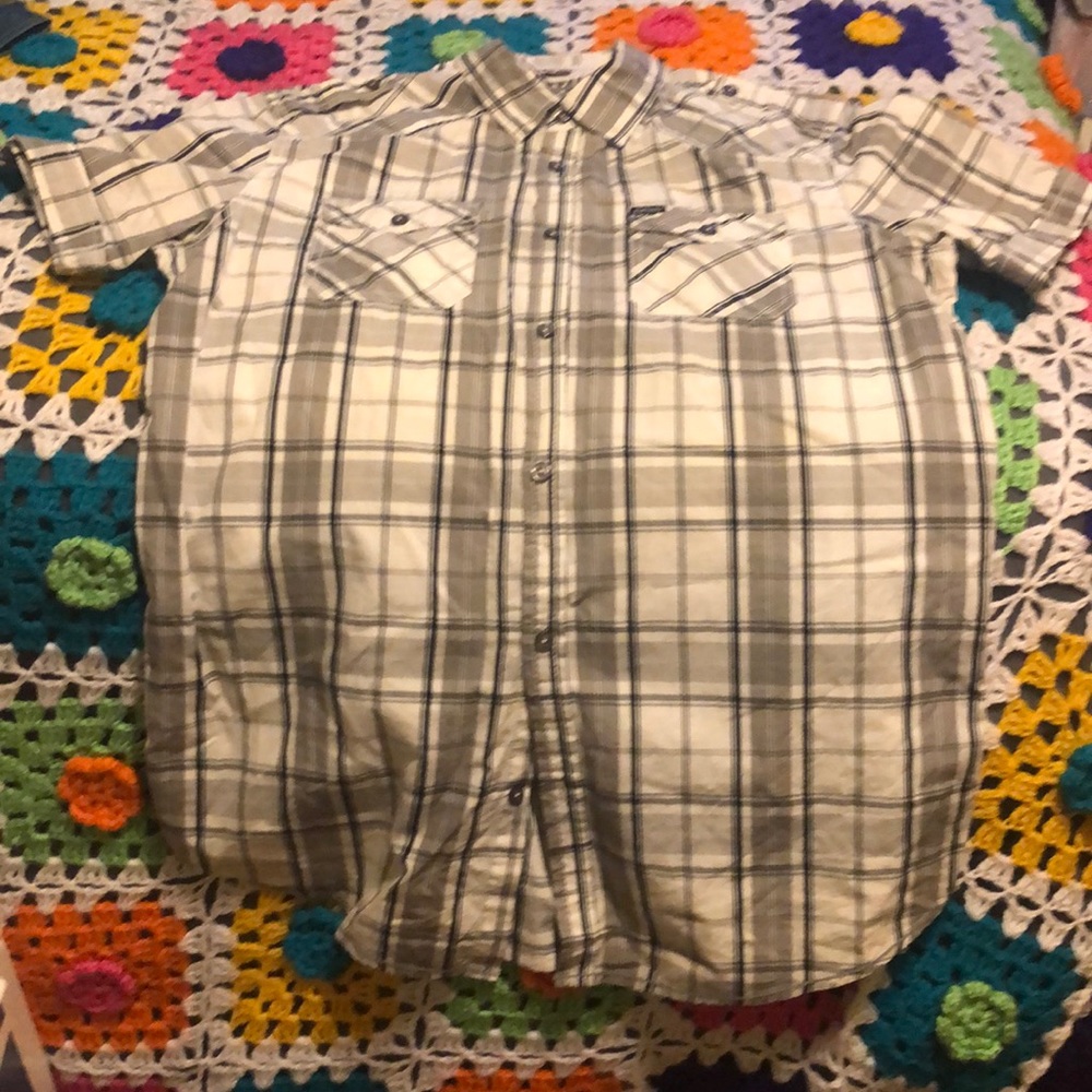 Button down shirt sleeve shirt